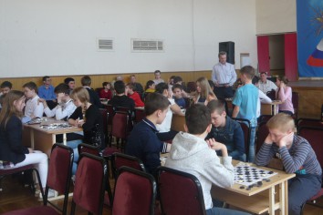 Ростовские школьники увлеченно играют в шашки