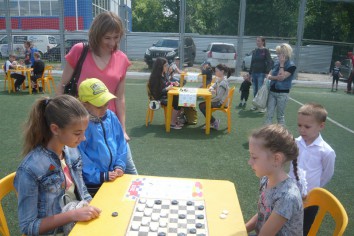 Турнир по шашкам на детском спортивном празднике