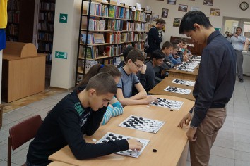 Егор Глушко-Поручевкий (справа) проводит сеанс одновременной игры