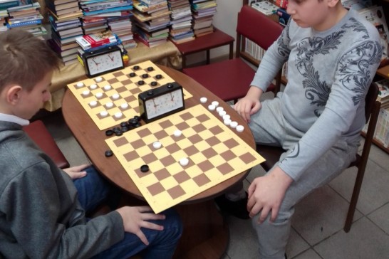 Денис Хрустьев (слева) победил, построив «треугольник Петрова»